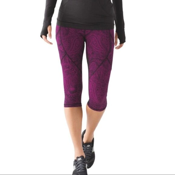 Lululemon Outrun 17" Crop Antique Paisley Deep Fuschia Black / Black size 8 - Picture 4 of 14